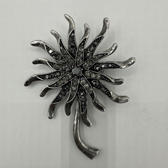 Rhinestone Pinwheel Brooch Spiral Sunburst Silvertone L special occasion J-01-26 - Picture 1 of 6